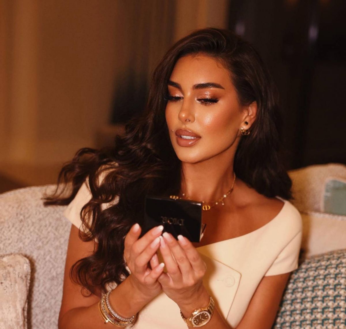 بالفيديو - بالطرحة والعباءة... ياسمين صبري توثّق زيارتها لمسجد الشيخ زايد