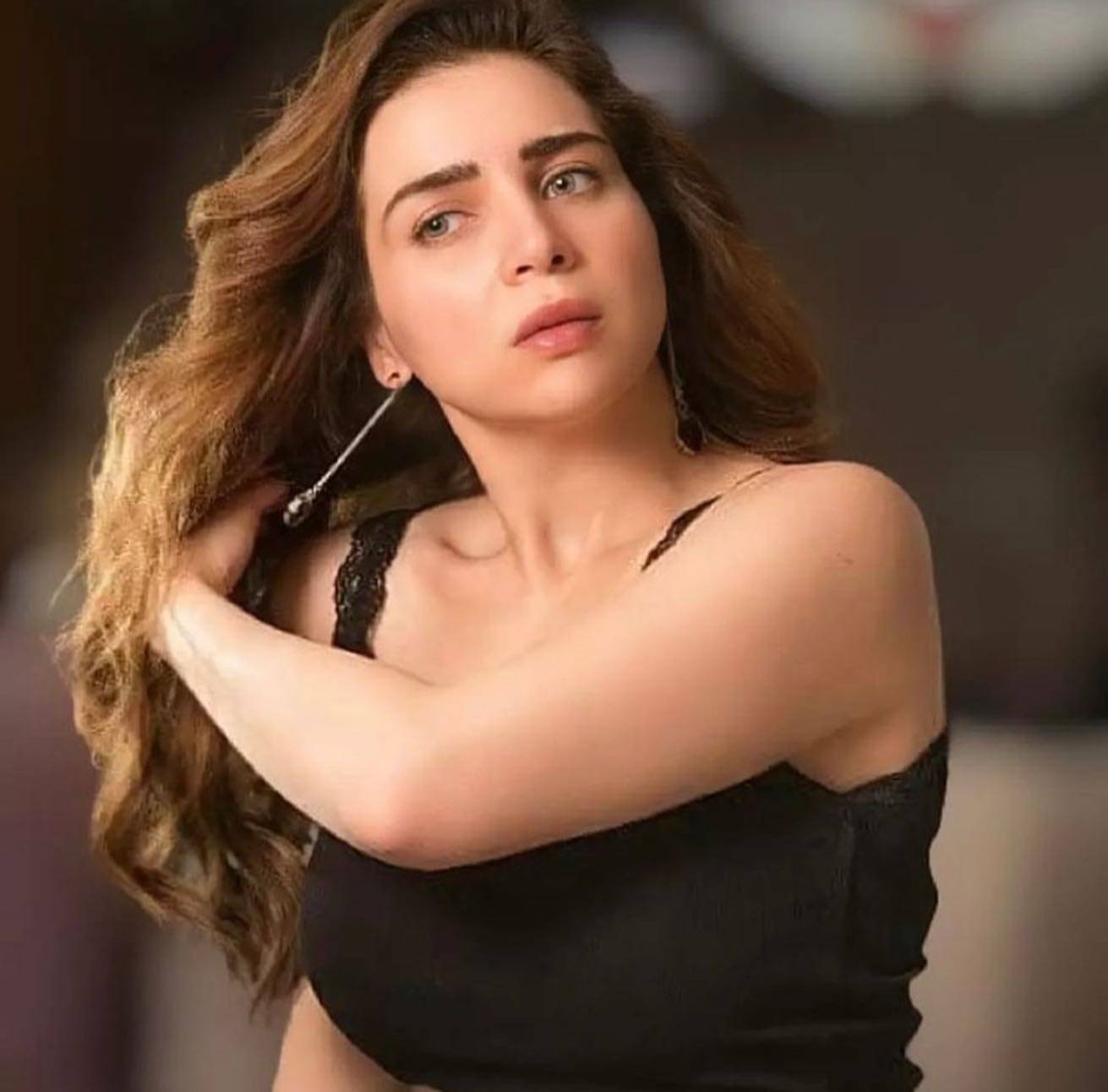 بالفيديو - مي عز الدين تعلن تفاصيل تدهور حالة والدتها الصحية | Laha Magazine