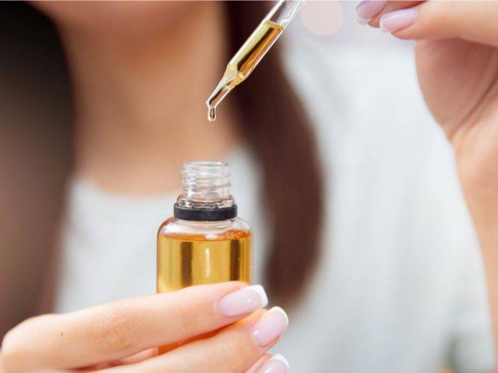 لبشرة رطبة... ضعي هذه الزيوت على وجهك ولن تندمي