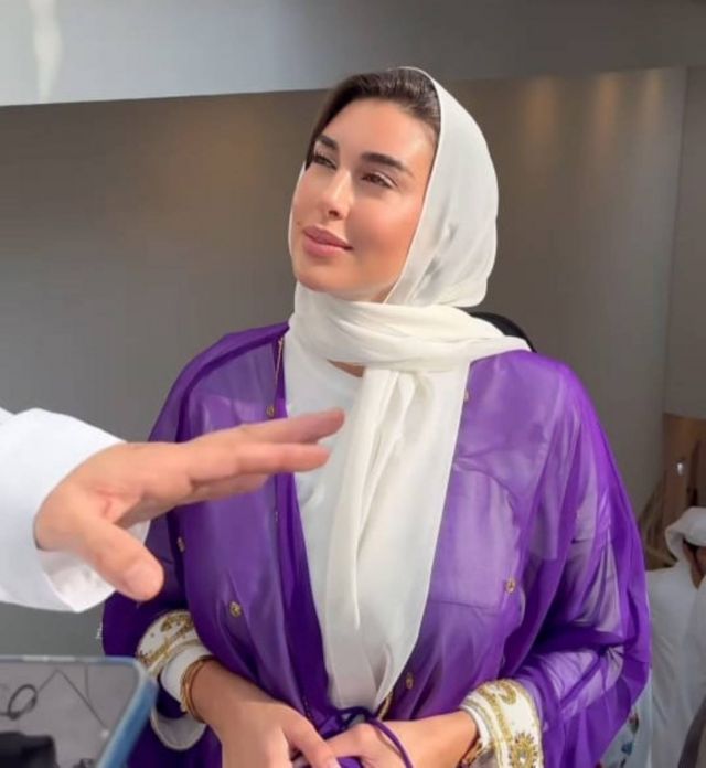 ياسمين صبري خلال زيارتها مسجد الشيخ زايد