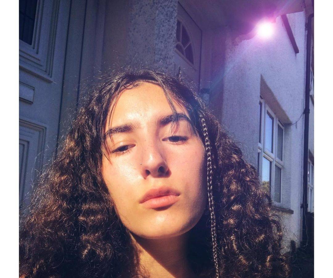 الكشف عن سرّ حلاقة إبنة أحمد الفيشاوي شعرها بالكامل