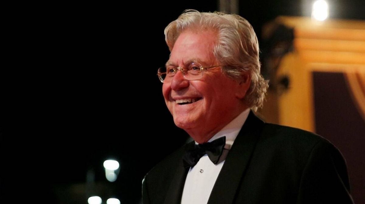 بالفيديو - حسين فهمي يوضح أسباب تأجيل مهرجان 