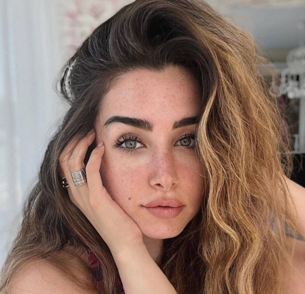 بالفيديو - هنا الزاهد تشارك الهلال الأحمر في جمع التبرعات