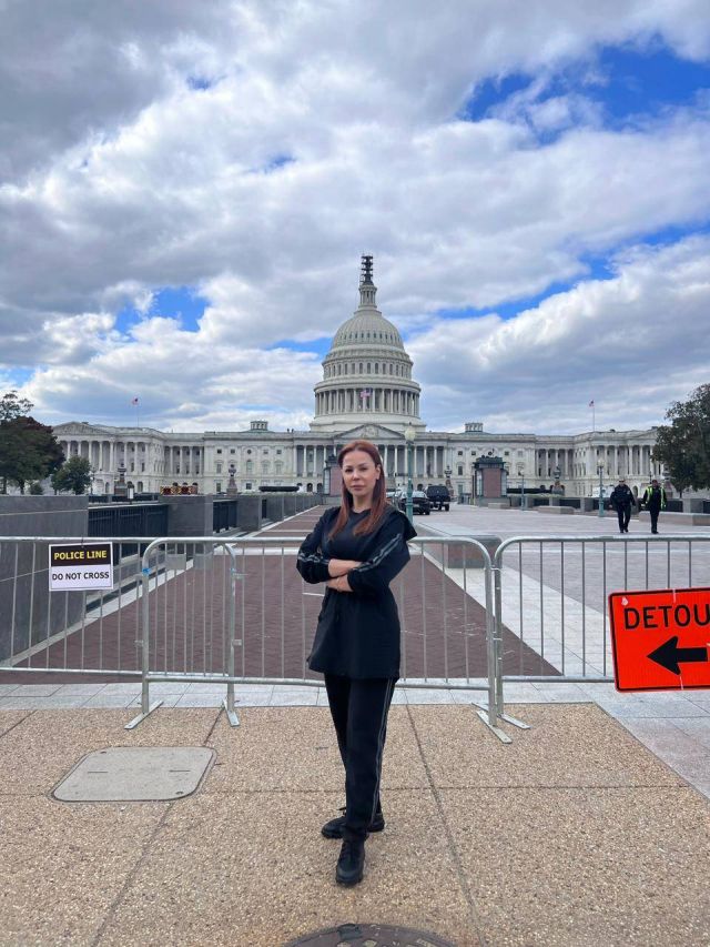سوزان نجم الدين تتظاهر أمام الكونغرس الأميركي دعماً لفلسطين