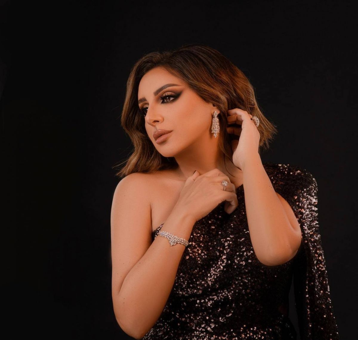 أنغام تعلن تأجيل حفلها في دبي بسبب المجازر الإسرائيلية في غزة