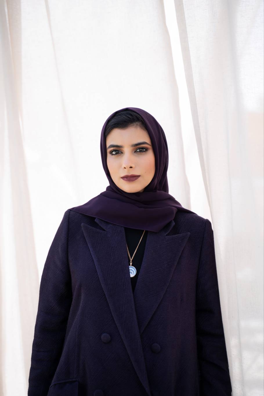 فاطمة المحمود وتناغم الهوية الإماراتية مع الحداثة الفنّية والتحدّيات البيئية