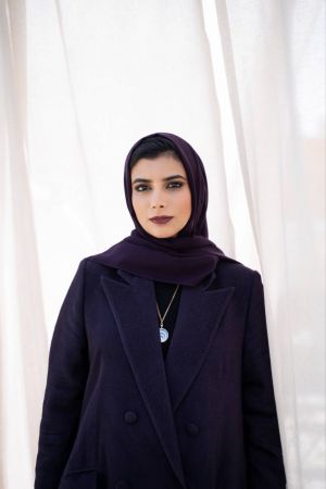 فاطمة المحمود وتناغم الهوية الإماراتية مع الحداثة الفنّية والتحدّيات البيئية