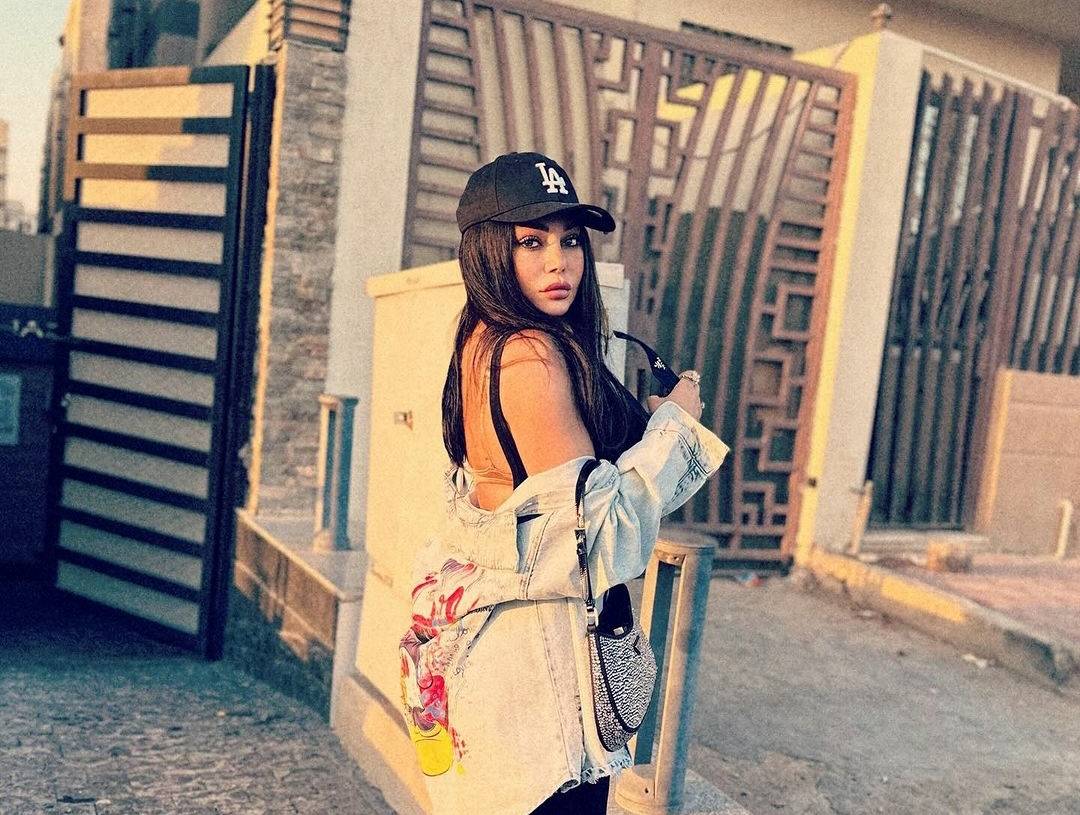 هيفاء وهبي بإطلالة محتشمة ومختلفة في معرض الدرعية للأزياء