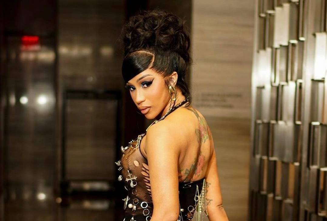 بين الرومنسية والإستعراض الغريب... هكذا إحتفلت كاردي بي بيوم ميلادها