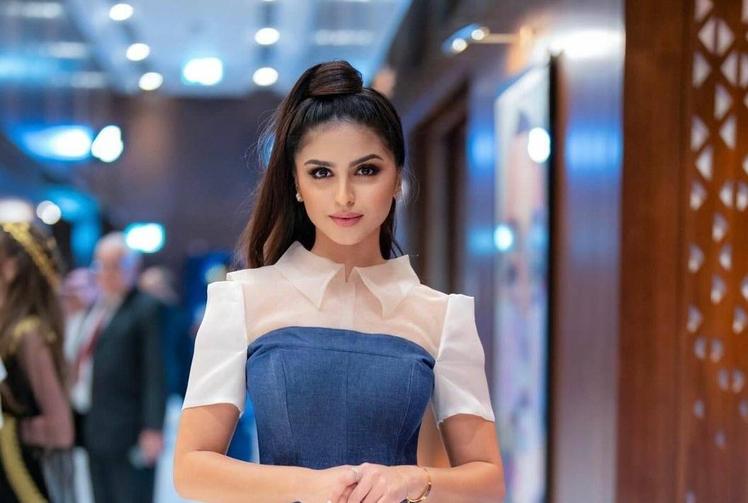 حلا الترك ترتدي من تصميمها الخاص.. ما رأيكم بإطلالتها؟