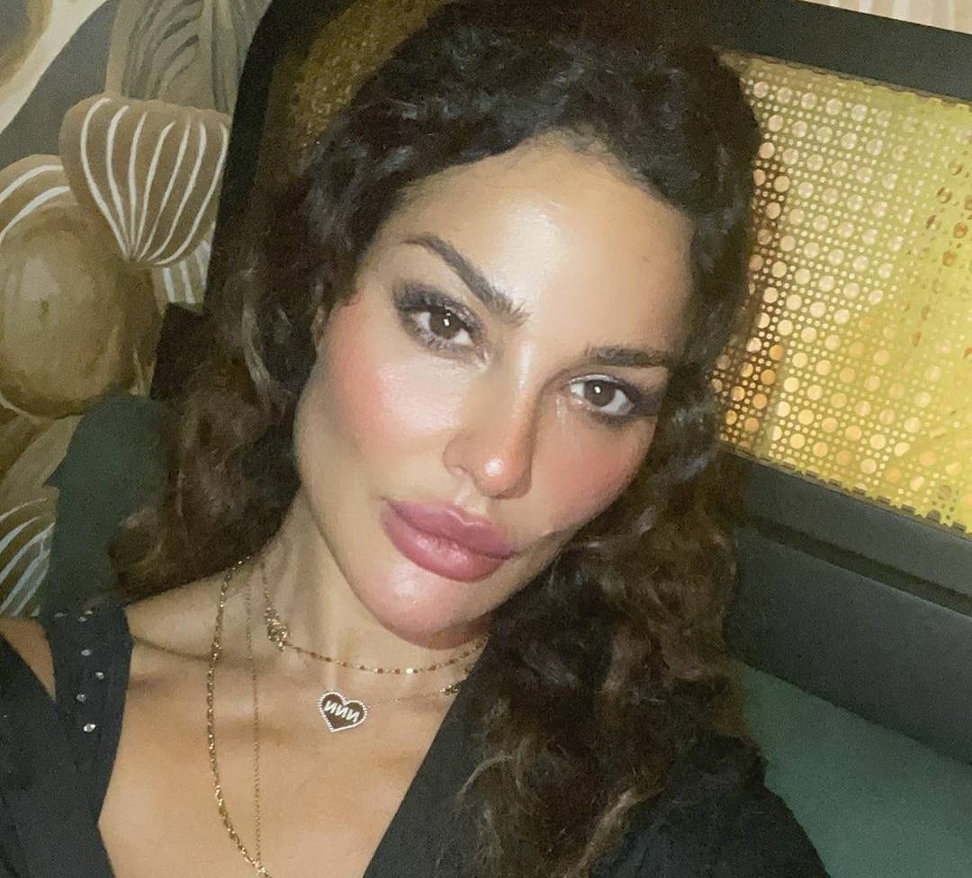 بالصور - نادين نسيب نجيم يإطلالتين كاجوال أنيقتين مع خاتم فخم من 