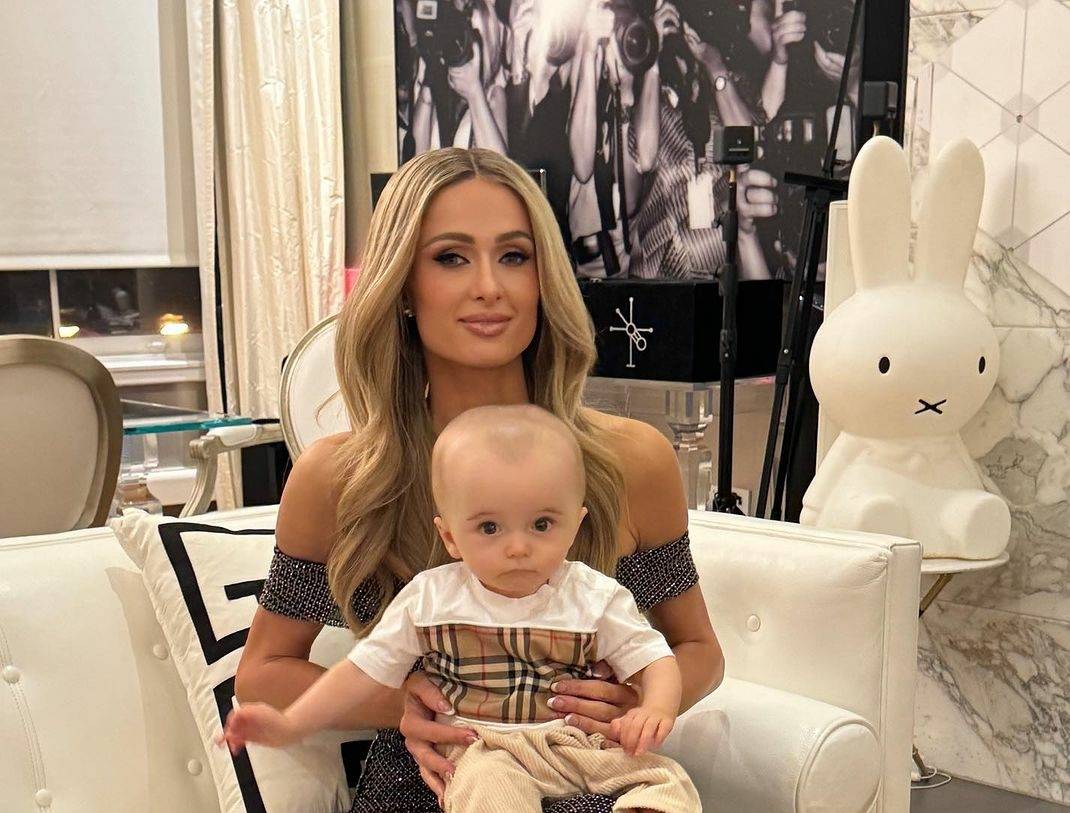 باريس هيلتون تردّ على المتنمّرين على شكل طفلها الرضيع