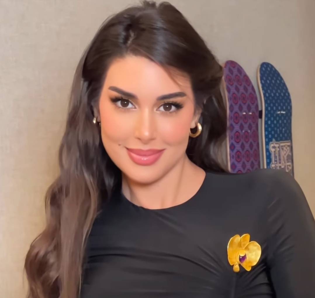 تألّقي بفستان ياسمين صبري الأنيق في الرياض... هذا سعره