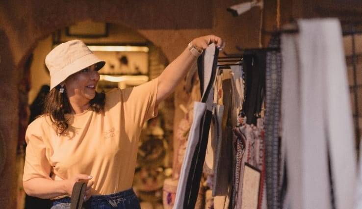 بالصور - نوال الكويتية تثير الجدل بإطلالتها الجديدة... وهكذا استمتعت في العلا