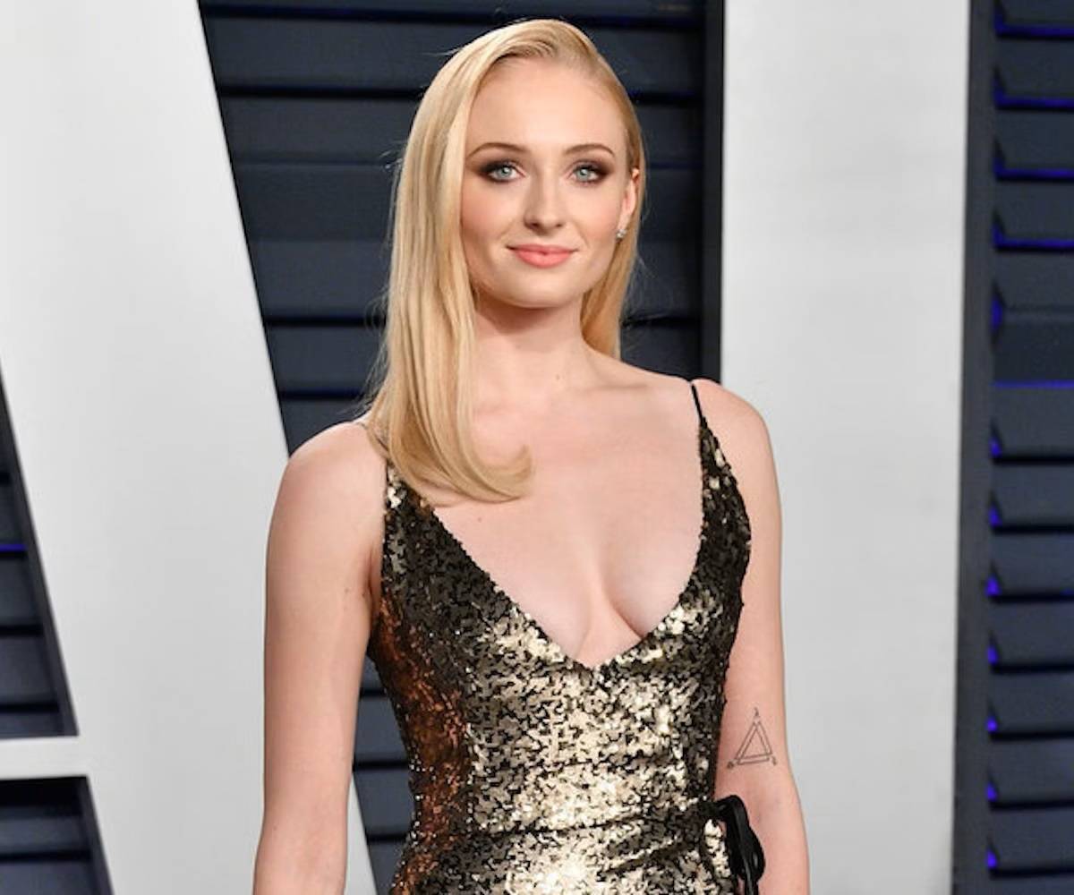 بالصور - بعد طلب زوجها الطلاق... قبلة حميمة تجمع صوفي تيرنر بحبيب جديد