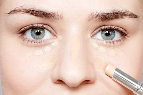 نصائح سحرية من خبراء التجميل لإخفاء الهالات السود بالمكياج