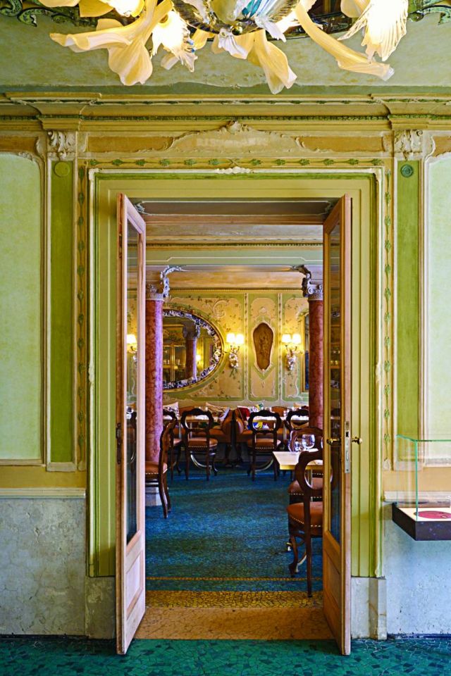 أجواء كلاسيكية فاخرة لمطعم في البندقية من تصميم فيليب ستارك