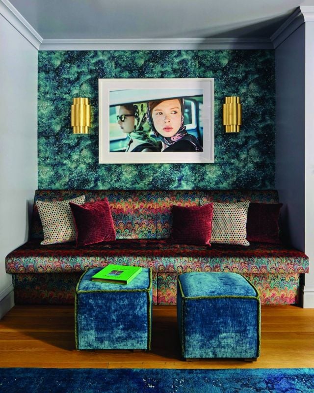 ركن خاص لافت للجلوس في إحدى غرف النوم