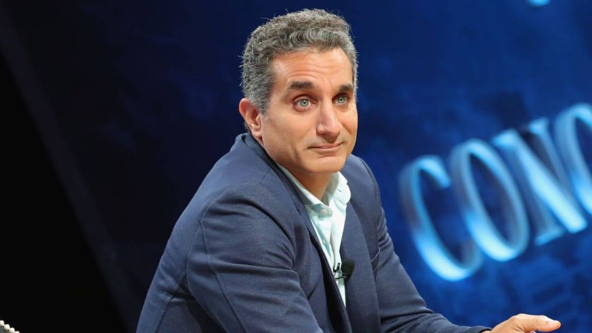 بالفيديو - باسم يوسف يفاجئ جمهوره على المسرح بهذا الفعل