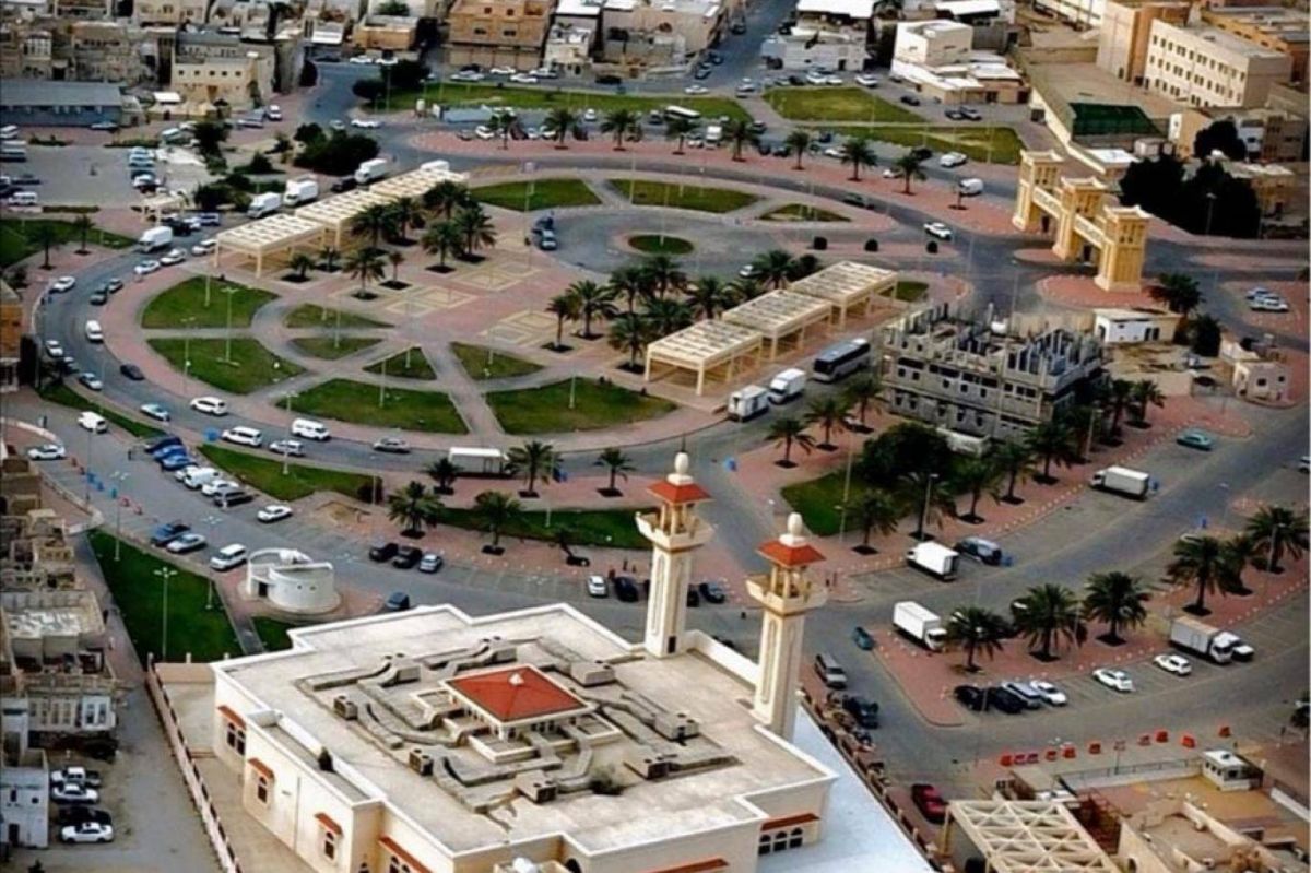 بالفيديو - تمساح ضخم يتجوّل في شوارع مدينة سعودية!