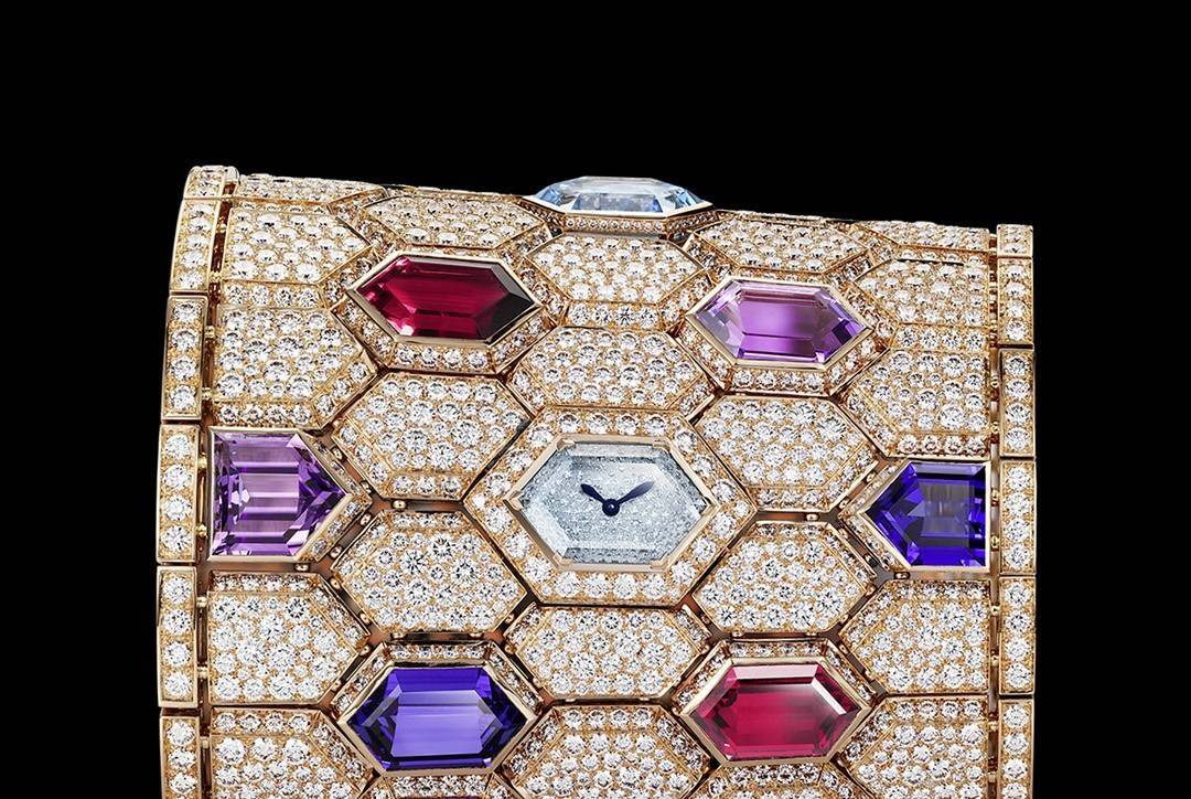 والفائزة هي… ساعة مجوهرة من 