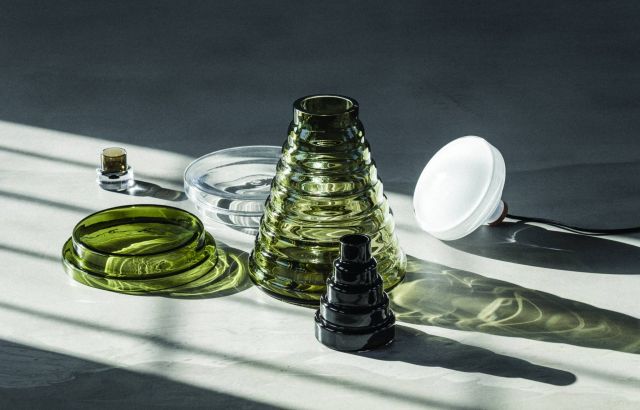 مجموعة من الأواني الزجاجية المبتكرة