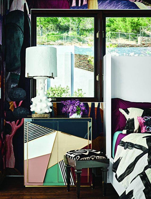 تفصيل لجانب السرير