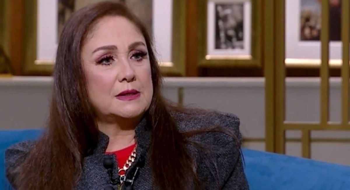 بالفيديو - شيرين تكشف سبب ضربها زميلاً لها على المسرح