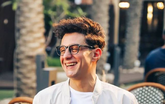 بالفيديو - أحمد الفيشاوي يحتفل بيوم ميلاده بطريقته الخاصة