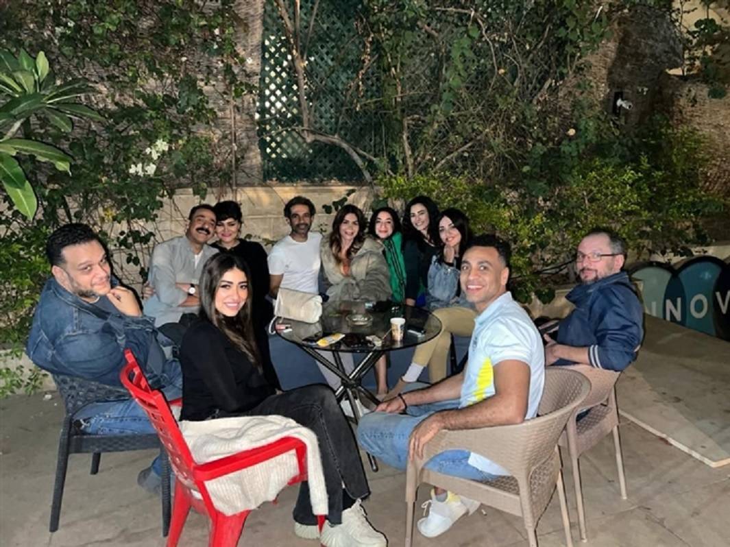 أبطال مسلسل صوت وصورة يحتفلون بانتهاء التصوير
