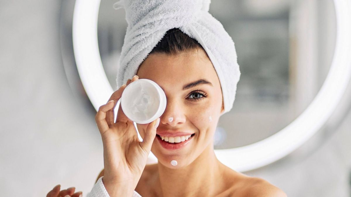 خطوات ضرورية لإعادة النضارة والإشراقة إلى البشرة