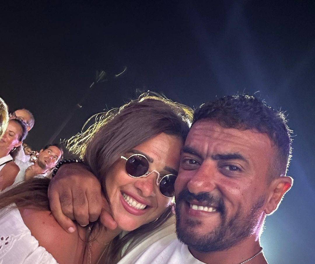 بالفيديو - الجمهور يحاصر ياسمين عبد العزيز والعوضي.. هذا ردّ فعلهما