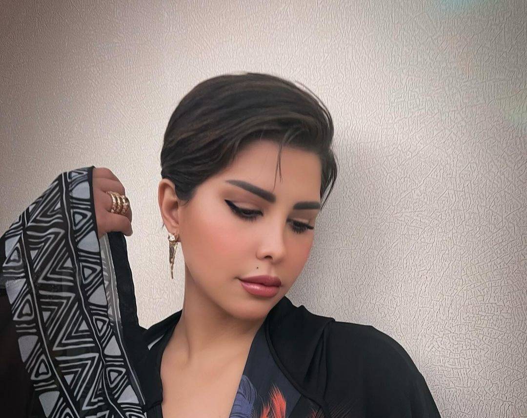 شمس الكويتية تُحدث ضجة بصورها الجريئة في الأهرامات