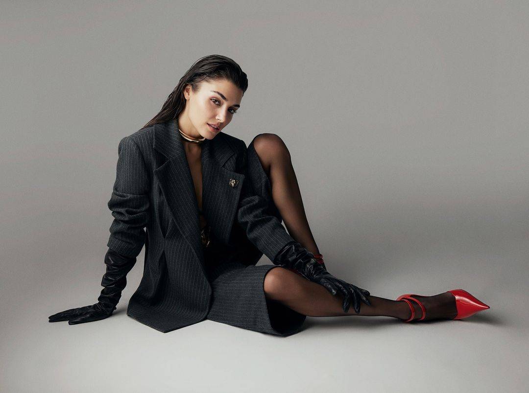 هاندا ارتشيل تضجّ أنوثة بملابس جريئة يوم ميلادها الـ30