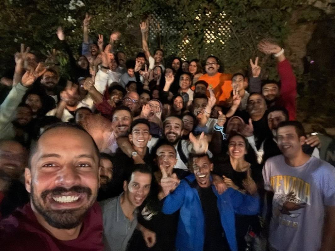 حنان مطاوع وسط فريق عمل صوت وصورة بعد انتهاء التصوير