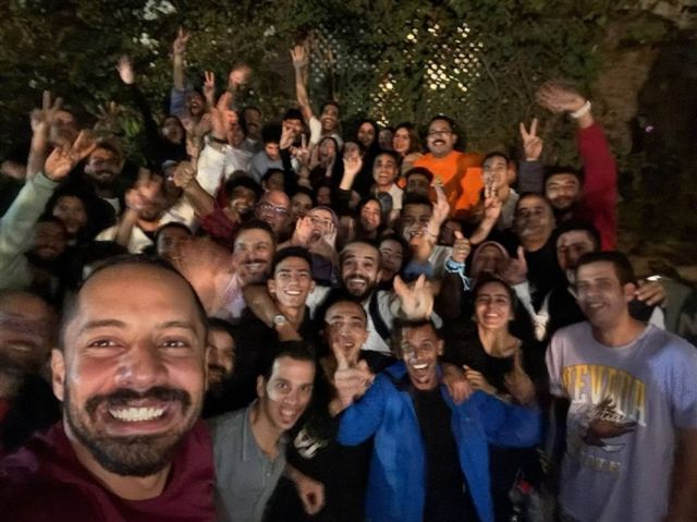 حنان مطاوع وسط فريق عمل صوت وصورة بعد انتهاء التصوير