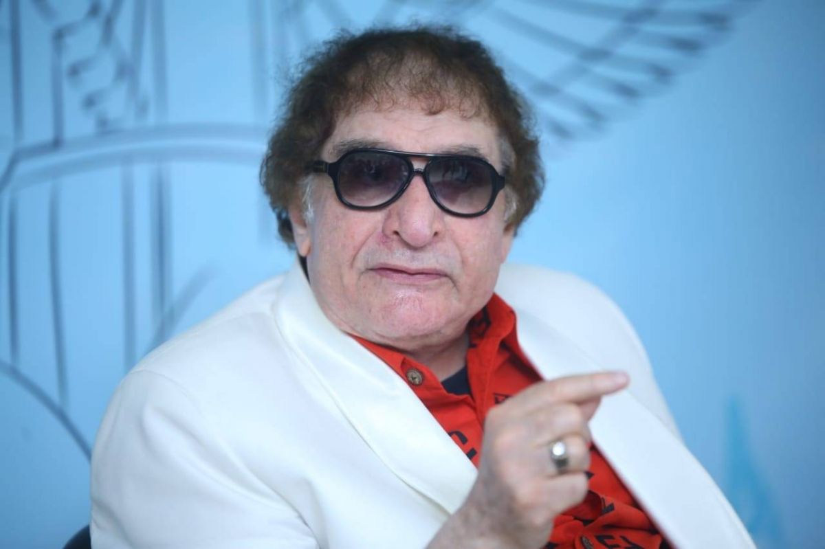 محيي إسماعيل يمازح جمهوره في احتفاله بعيد ميلاده