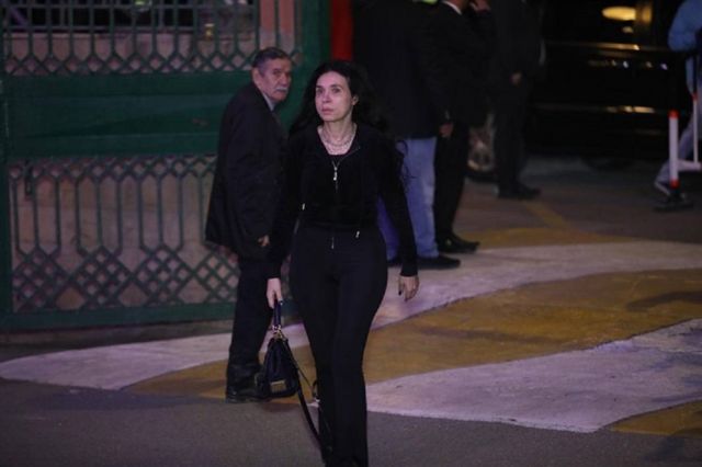 دينا في طريقها لعزاء طارق عبد العزيز