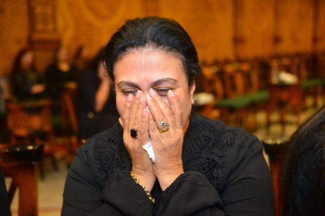 بالصور - بكاء سلوى عثمان في عزاء والدها بحضور نجوم الفن