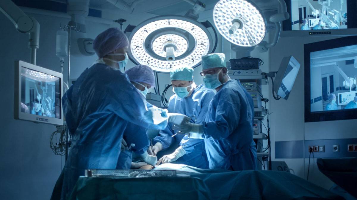 في سابقة طبية… جرّاح سعودي يزرع كبداً لمريضة من متبرعتين مختلفتين