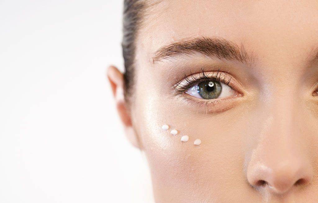 أفضل روتين يومي للعناية بمنطقة حول العينين