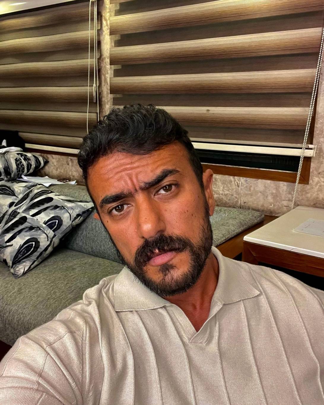 بعد انتهائه من التصوير... أحمد العوضي يروّج لشخصيته في 