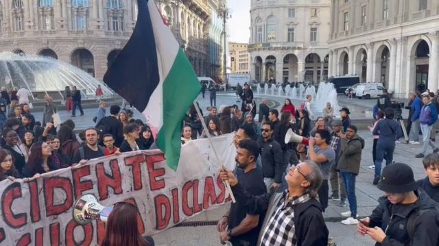 خالد يوسف يرفع علم فلسطين في المظاهرة