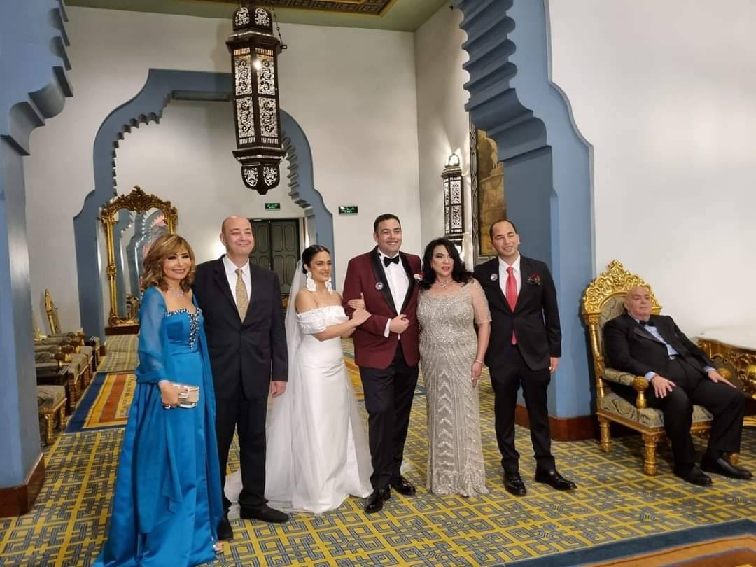 بالفيديو والصور - من دون دعوة الفنانين.. عمرو أديب يحتفل بزفاف نجله خالد