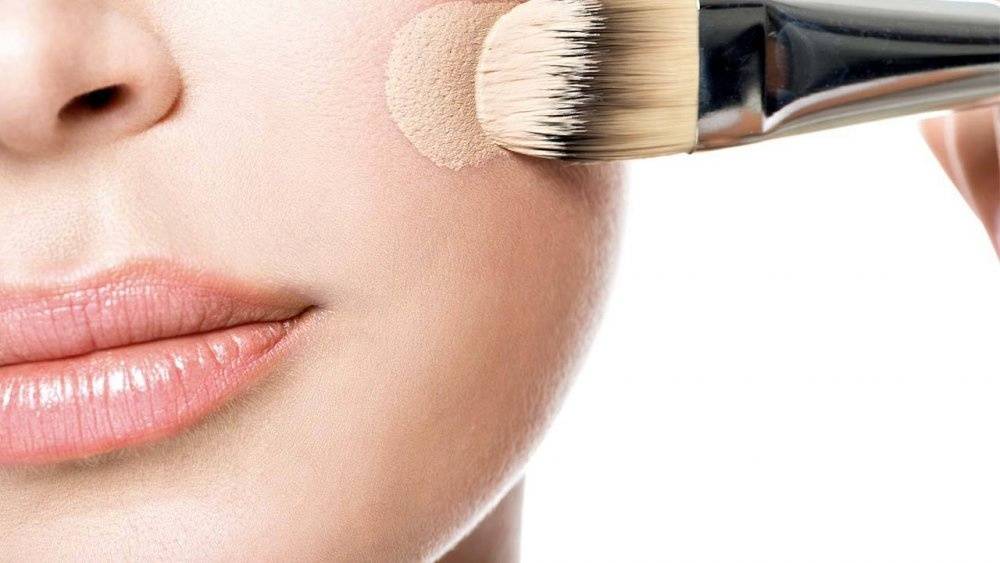 خطوات أساسية لإخفاء البقع الداكنة بالمكياج