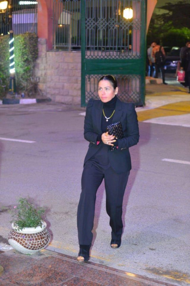 لقاء الخميسي في طريقها لعزاء طارق عبد العزيز