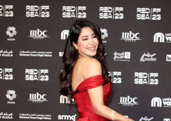 أسيل عمران تفيض أنوثةً بإطلالة نارية