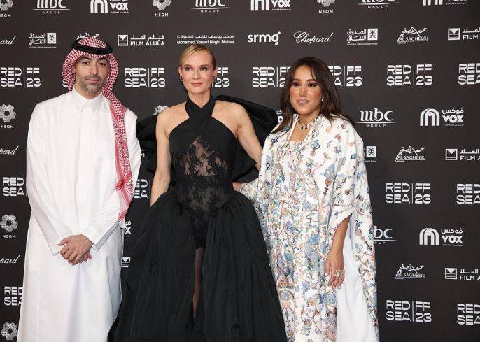 بالفيديو - ديان كروغر مذهلة بالدانتيل المخرّم والساتان الأسود