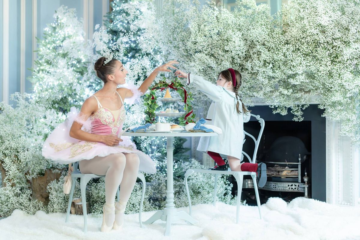 أجواء الأعياد الساحرة والفخامة البريطانية تخيّم على فندق 