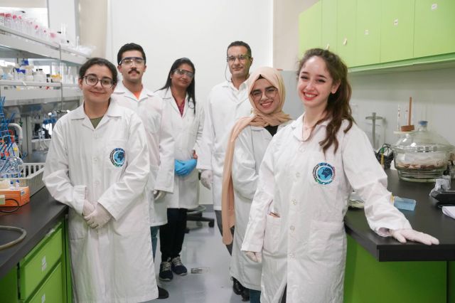 باحثون في الإمارات يطوّرون أقمشة ذاتية التطهير  ومضادة للبكتيريا